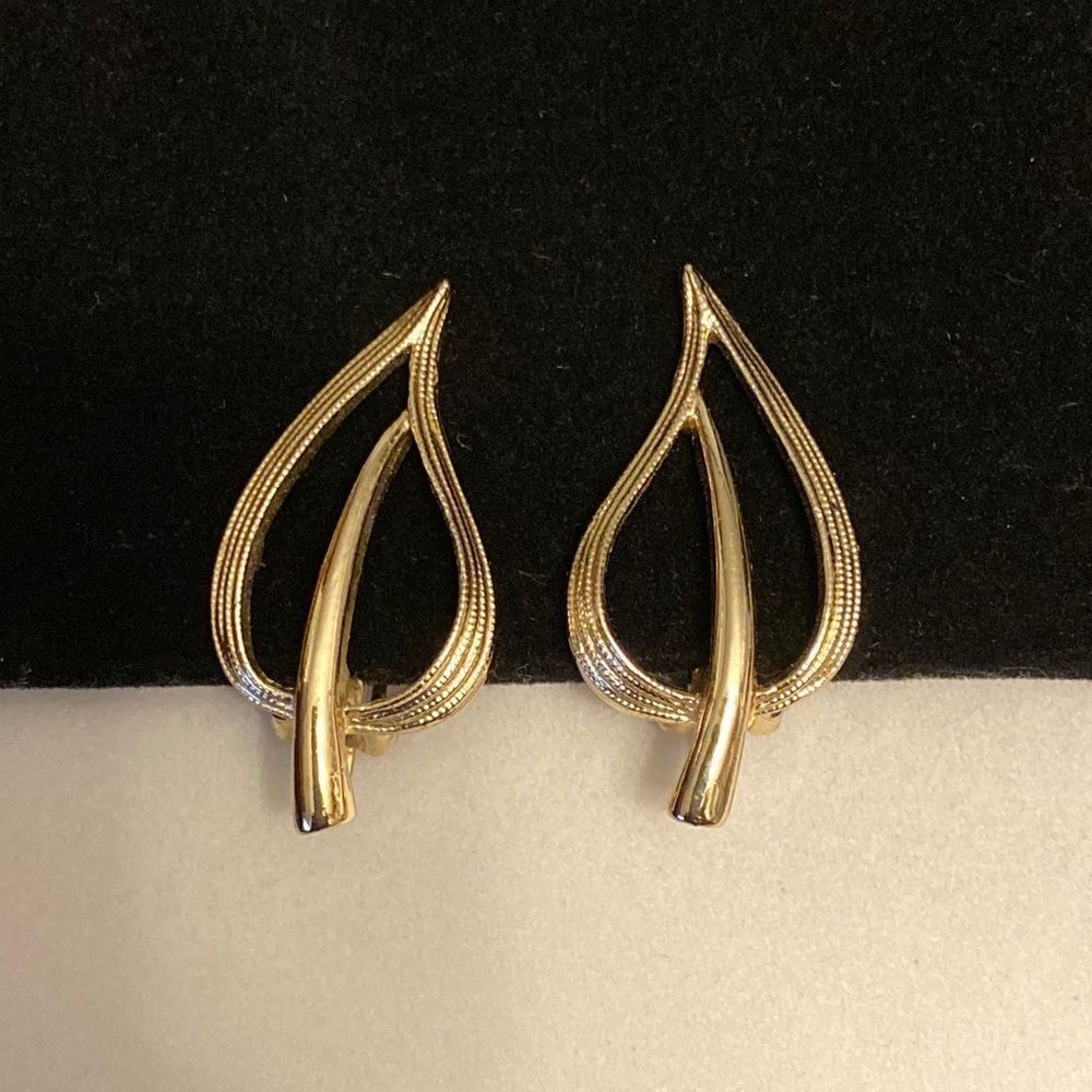 Vtg Sarah Cov Patent Pending Gold atone Clip On  Earrings